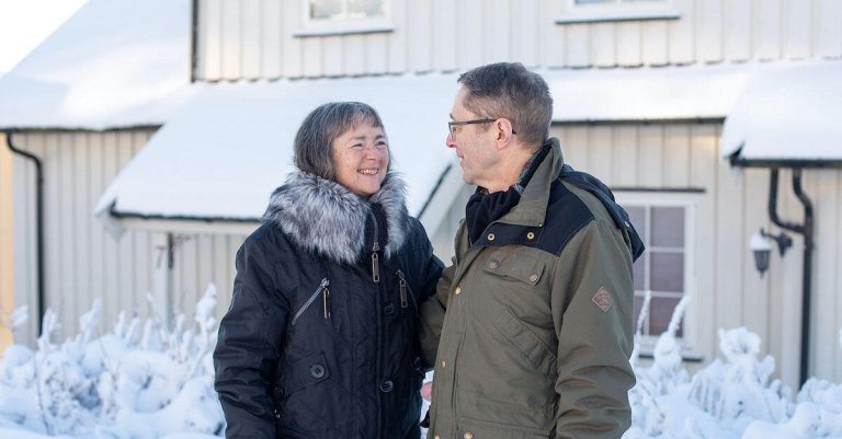 Kristin og Harald Nordtug Tveit ser smilende på hverandre