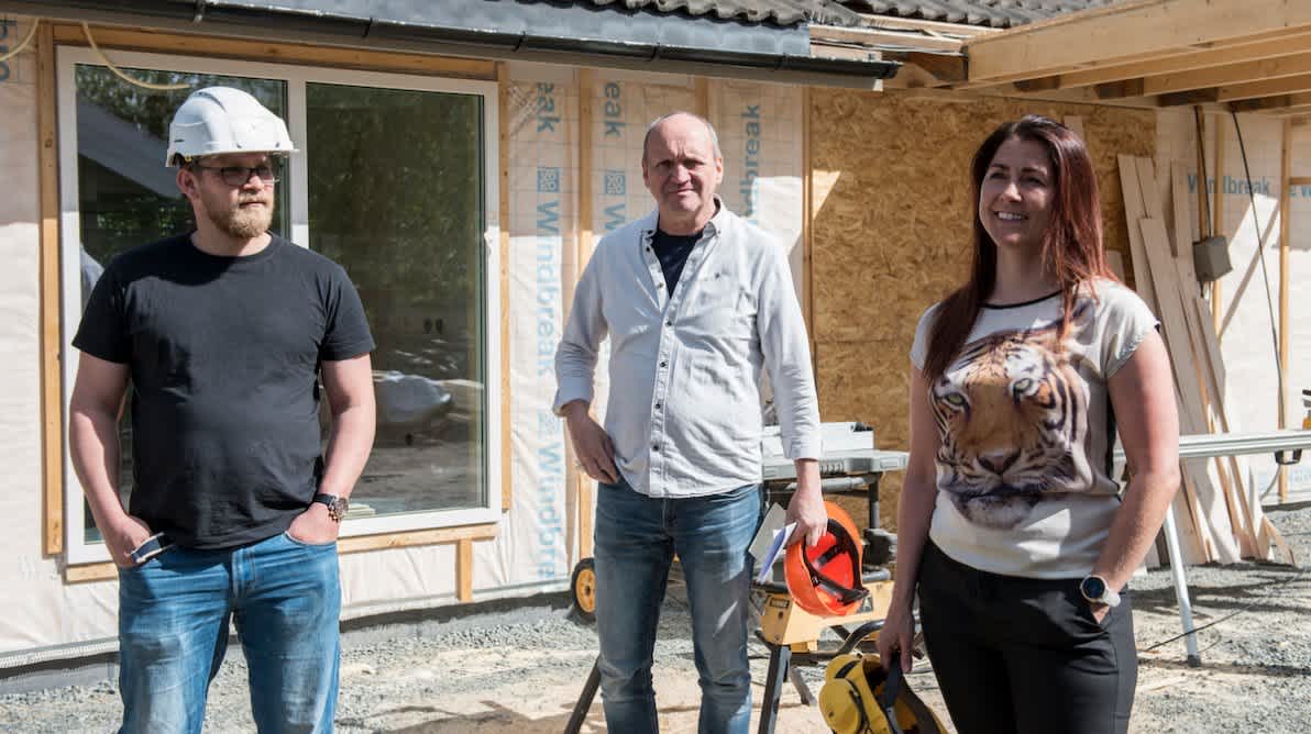 Tre personer utenfor Momarka Barnehage