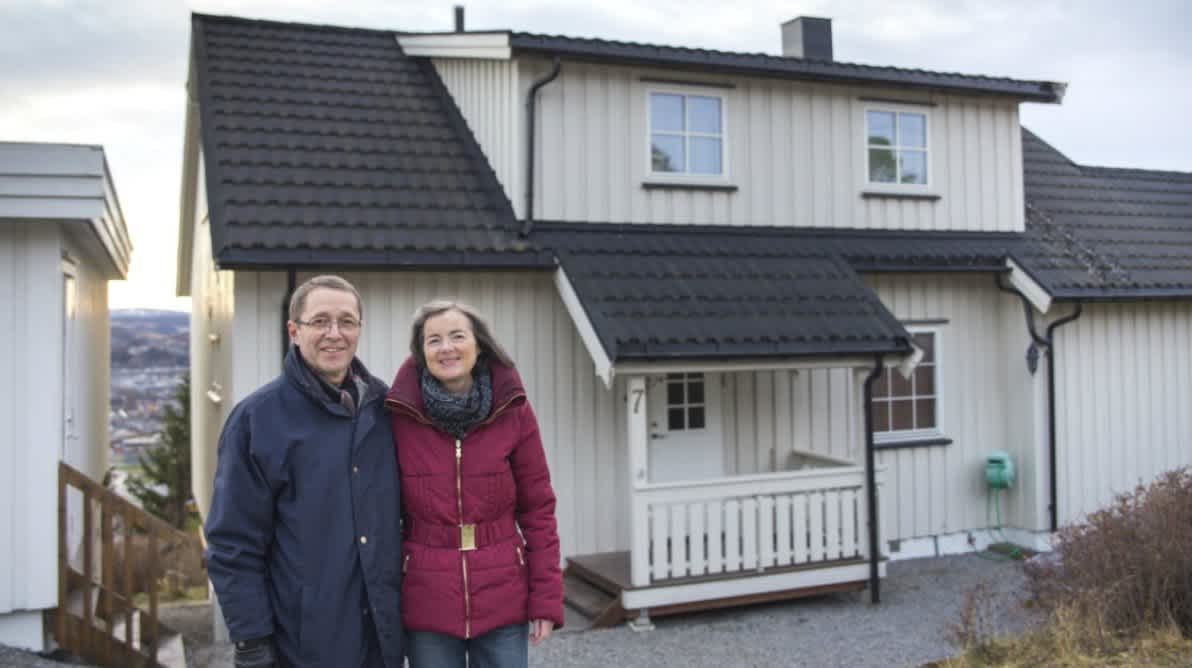 Kristin og Harald foran sitt hus med solcellepanel