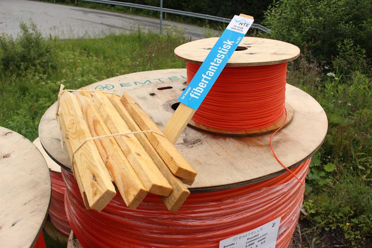 Foto viser fiberkabel pÄ kabeltrommel