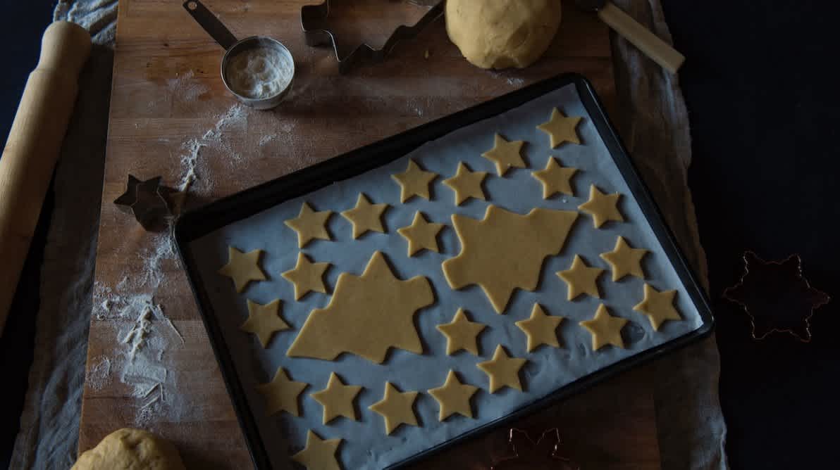 Flere pepperkaker på bakebrett