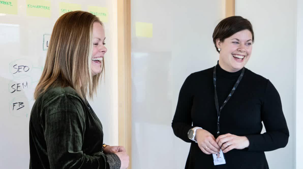 Ingvild og Nina ler sammen