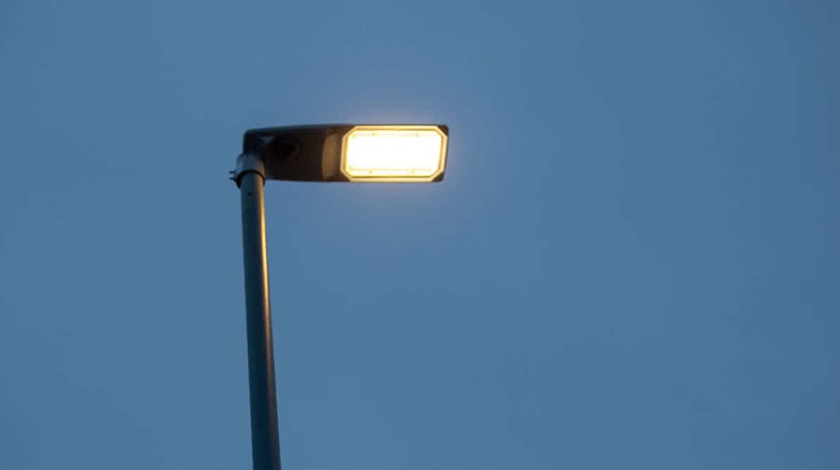 Gatelys mot blÄ himmel