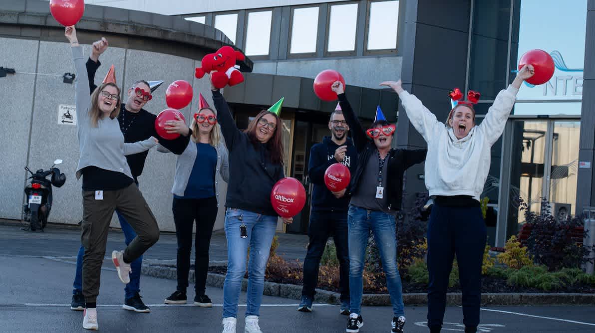 Glade medarbeidere fra NTE jubler til kamera