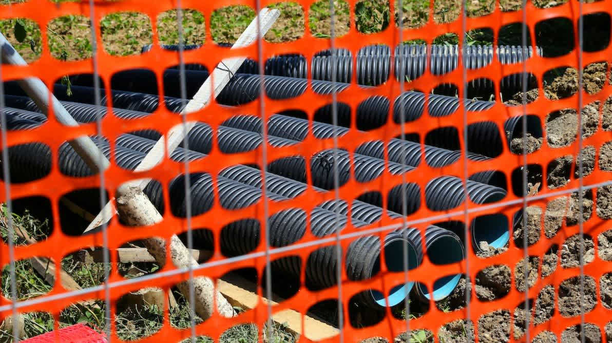 Flere rÞr for fiberkabler bak gjerde