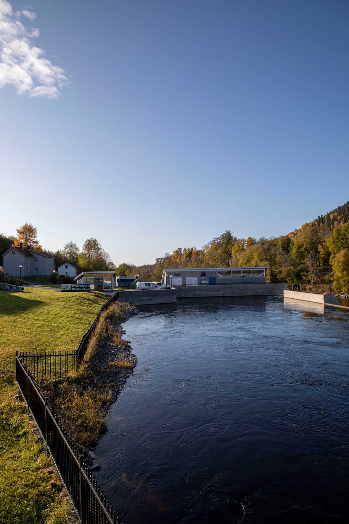 Byafossen kraftstasjon fra siden