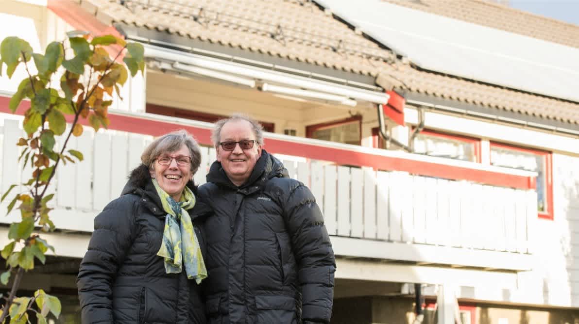 Bilde av Arne Gunnar Heggeseth og hans kone foran deres hus