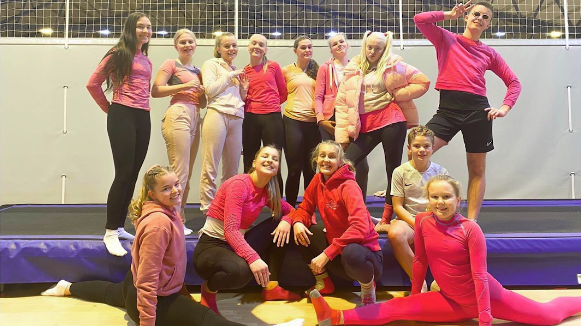 Alle medlemmene i Orkanger IF smiler til kamera