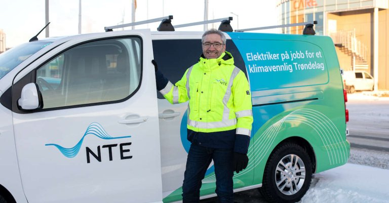 Ketil står foran en av NTE sine nye elektriske varebiler