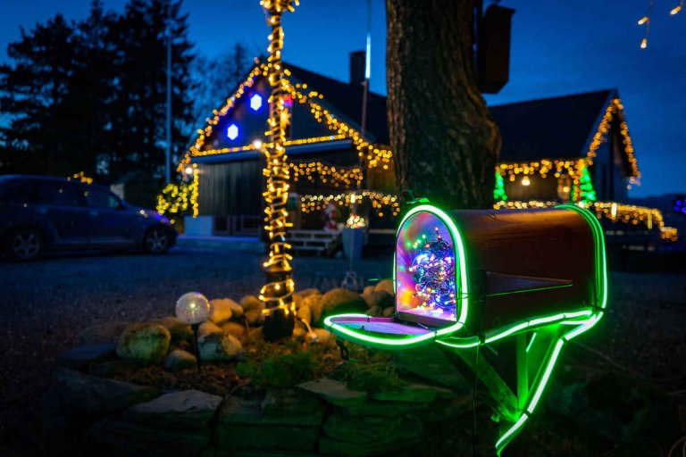 Postkasse pyntet med julelys