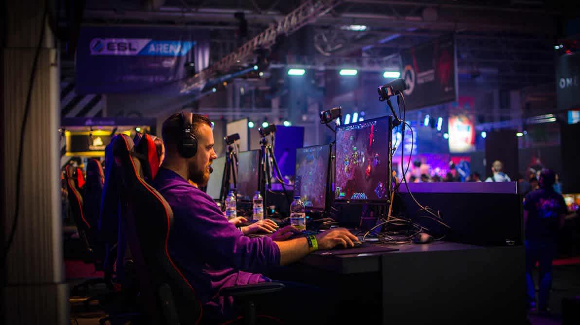 Mann gamer foran en PC skjerm