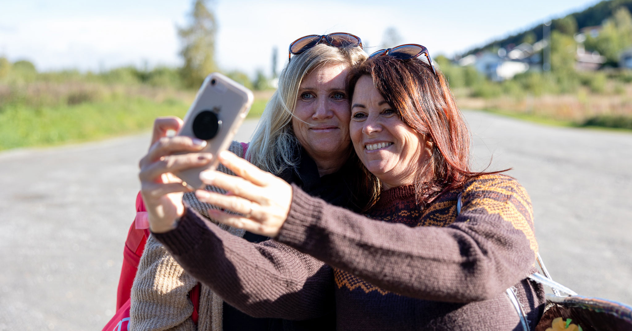 To damer tar en selfie