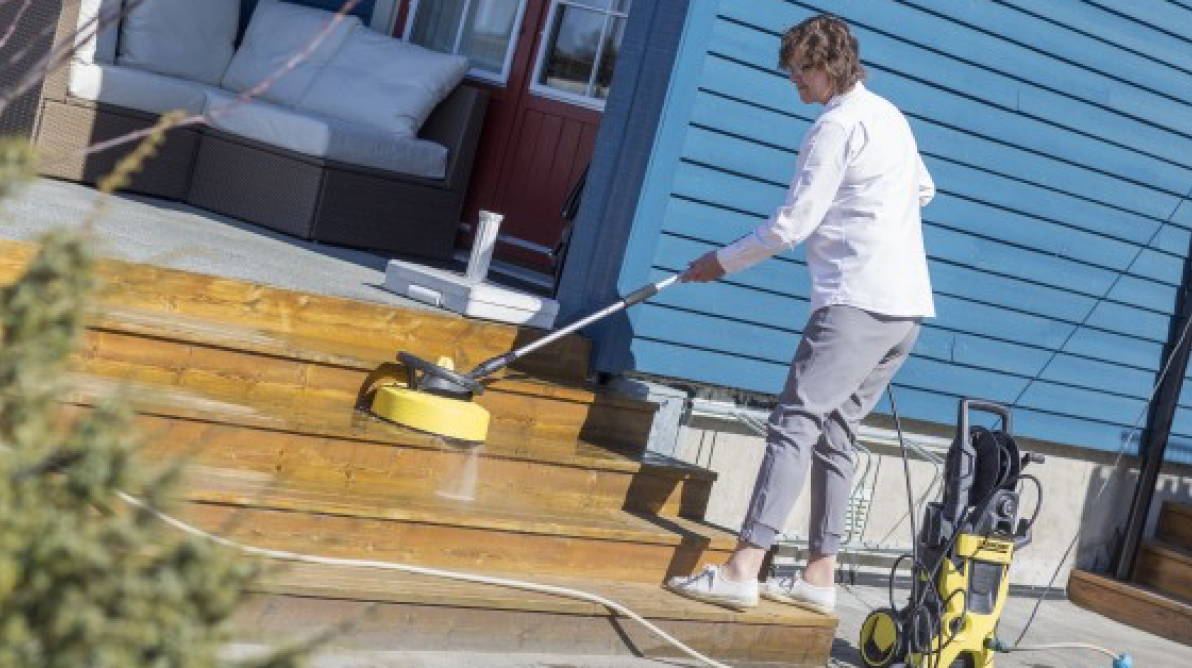 Person vasker terrasse med høytrykkspyler