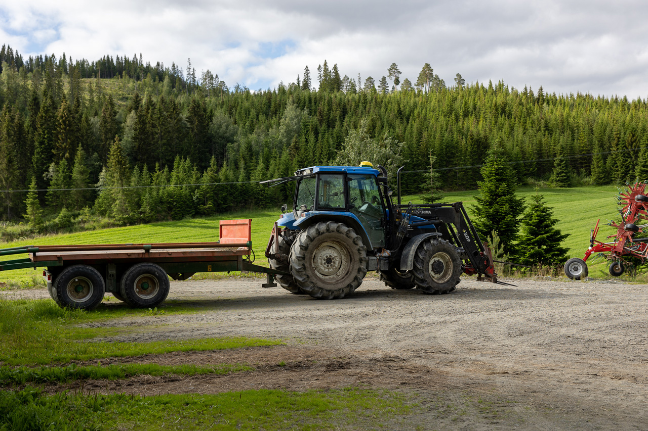 Traktor med en tilhenger
