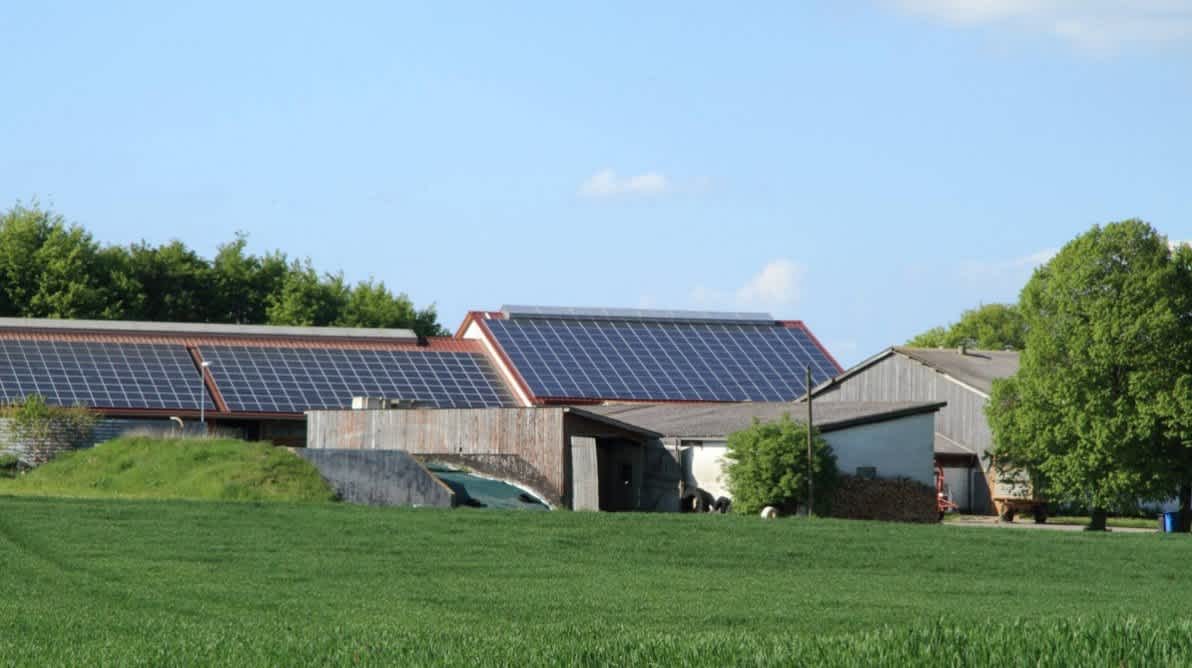 Gård med mange solceller på takene
