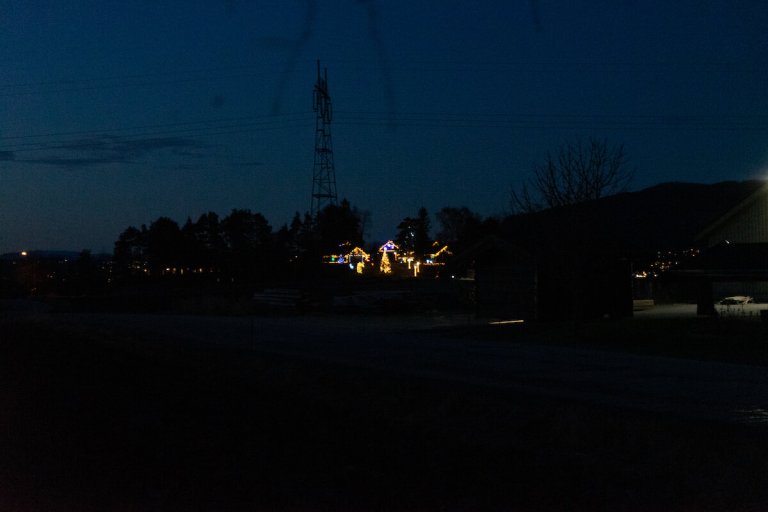 Bilde av hus med julepynt
