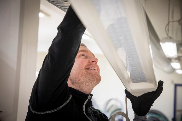 Elektriker monterer lys i taket