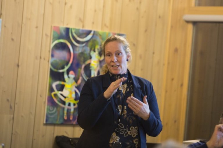 Therese Troset Engan snakker til en gruppe mennesker utenfor bildet