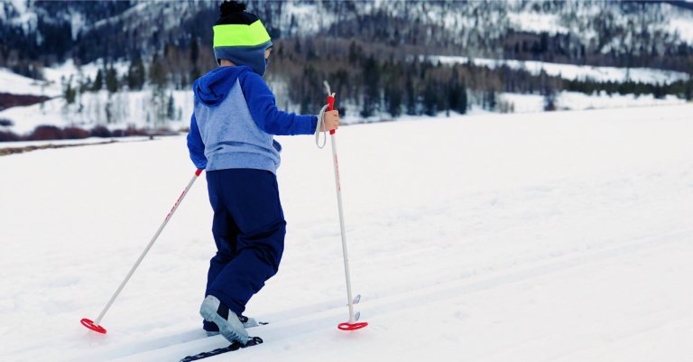 Barn går på ski