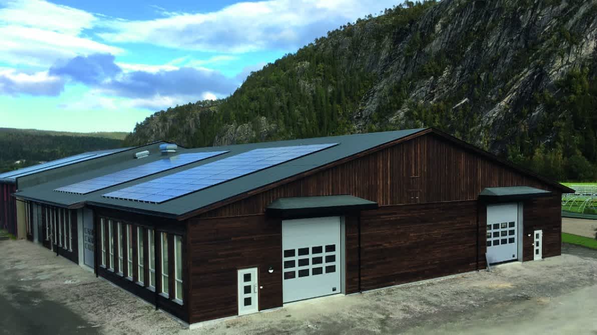 Lager med mange store solceller pÄ taket