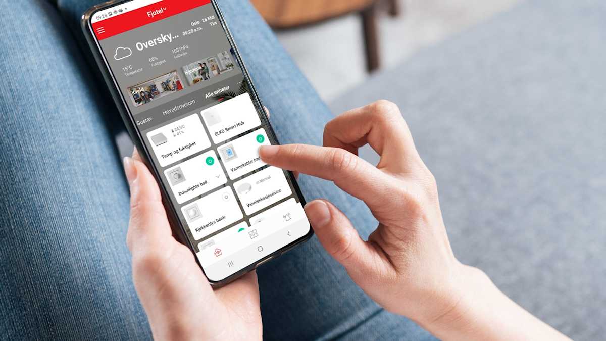 Dame i sofa bruker smarttelefon