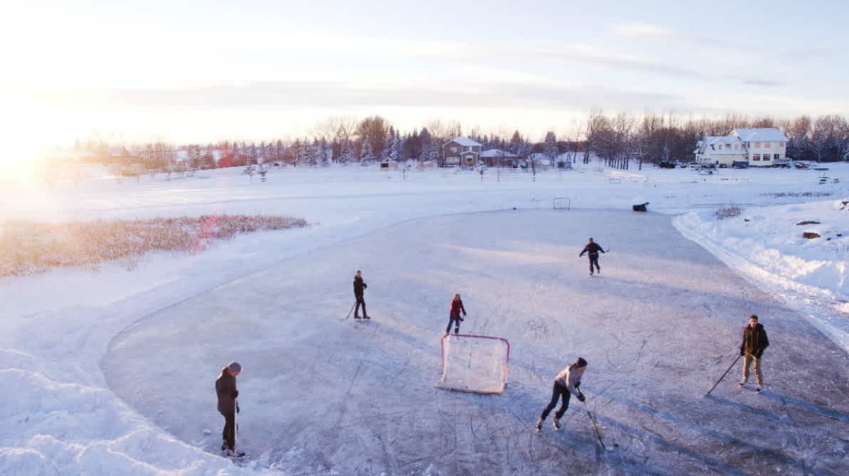 Flere personer spiller ishockey utendørs