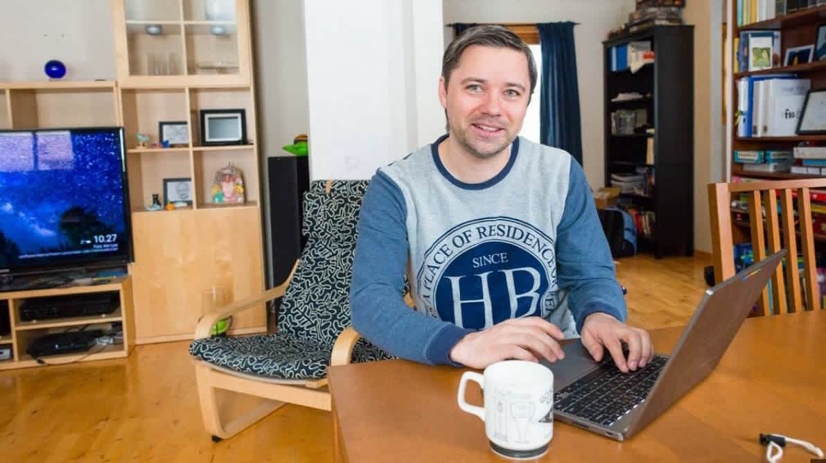 HÄkon foran en laptop