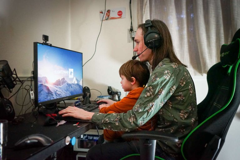 Far sitter å gamer med sønnen i fanget