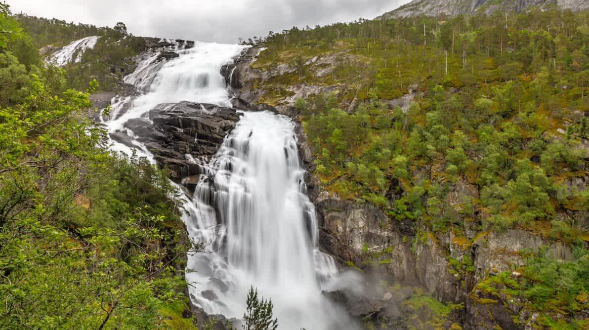 Bilde av en stor foss med mye vann