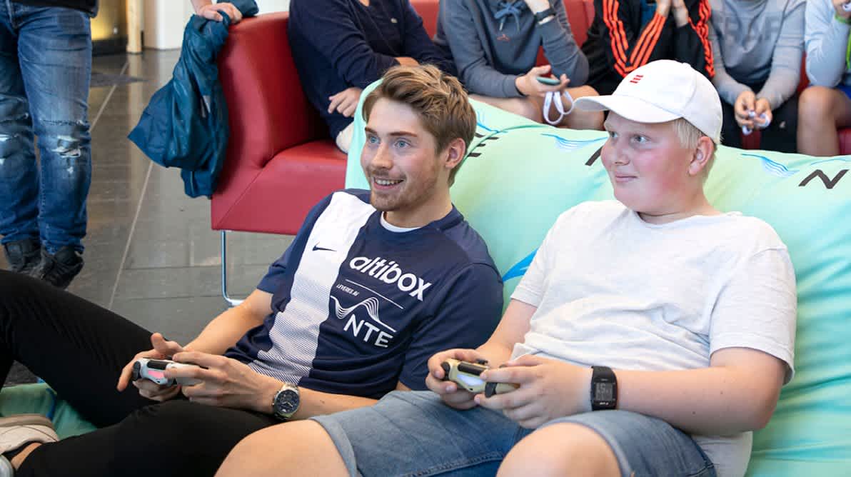 Johan FÊraas spiller Fifa pÄ Playstation 4 mot en annen spiller