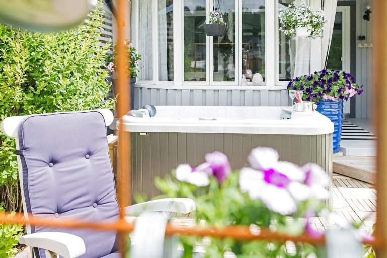 Lite boblebad pÄ en terase med blomster i fokus