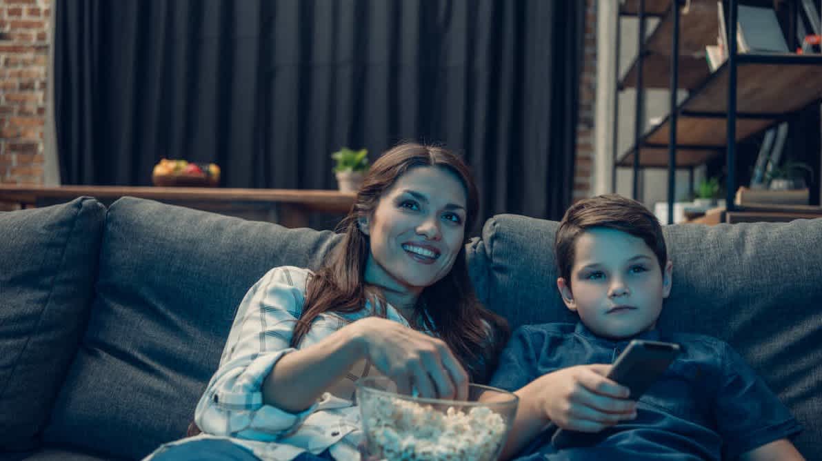 Mor og sÞnn ser pÄ film sammen