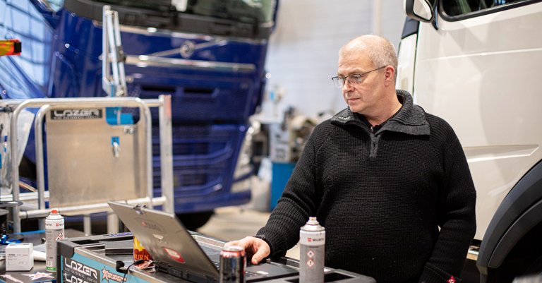 Frode Karlsen forran en laptop