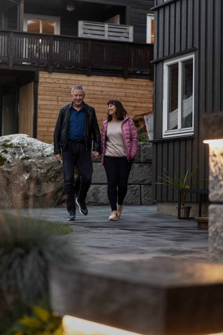 Bilde av to gående smilende mennesker