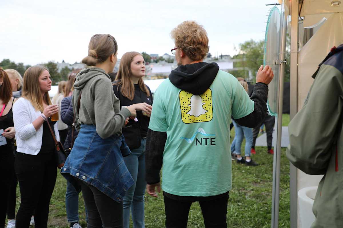 Unge damer staÌ i kĂž ved lykkehjul