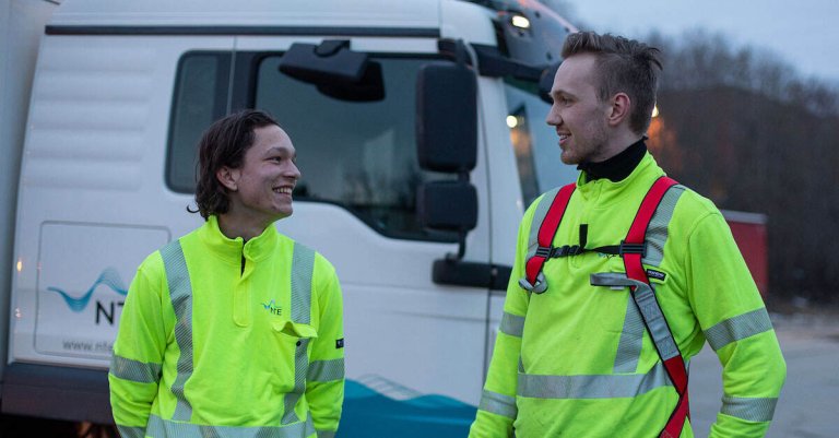 To elektrikere fra nte snakker sammen