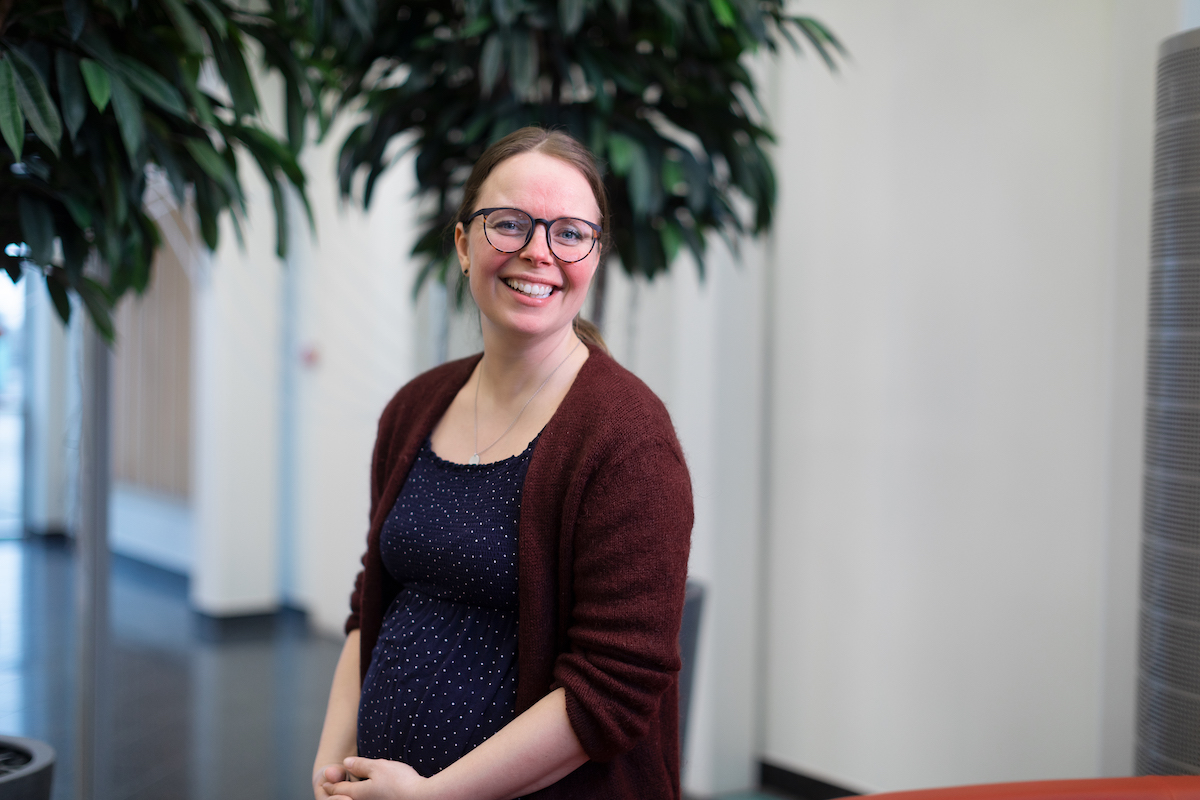 Smilende gravid dame