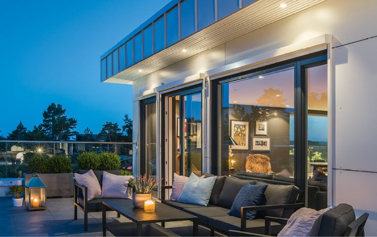 Terrasse med utemøbler av belysning
