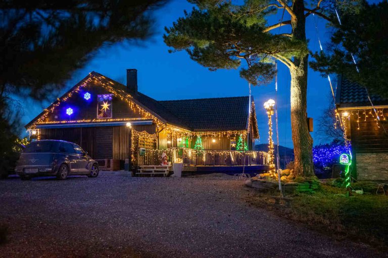 Hus med julepynt