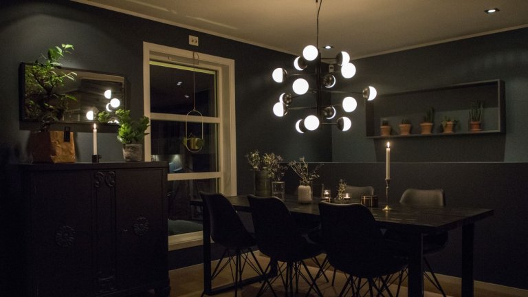 Spisebord med takbelysning
