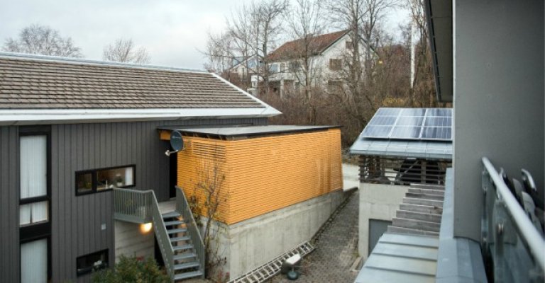 Tak med solceller over inngagsdøren og garasjen