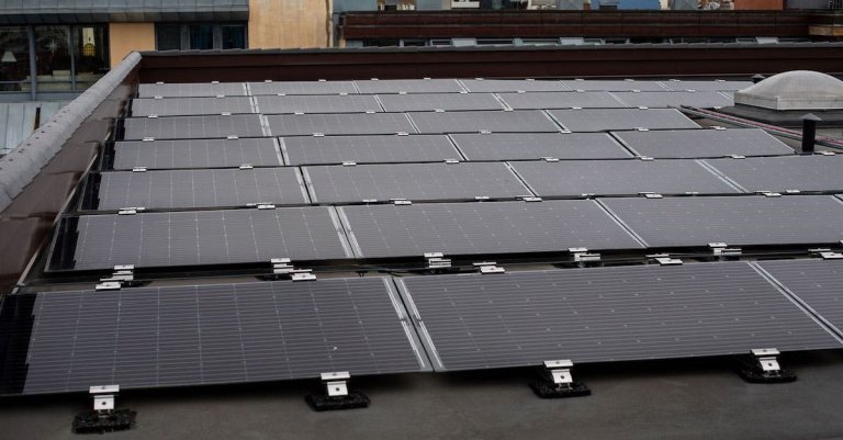 Flere solceller på et tak