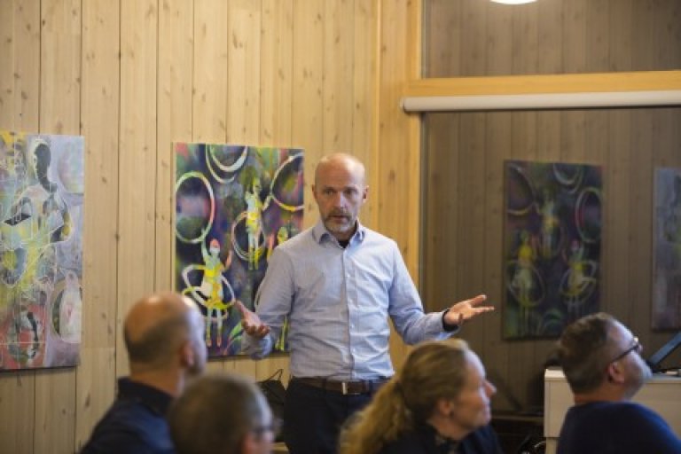 Nils Aspaas snakker til en gruppe mennesker