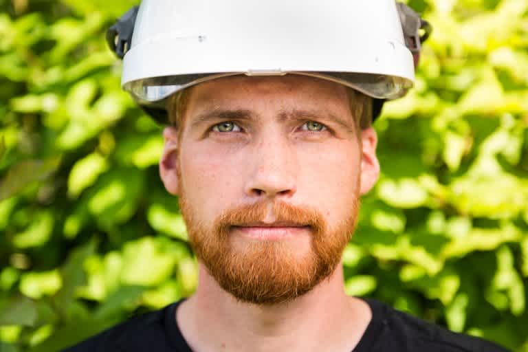 NTE elektriker smiler i kamera
