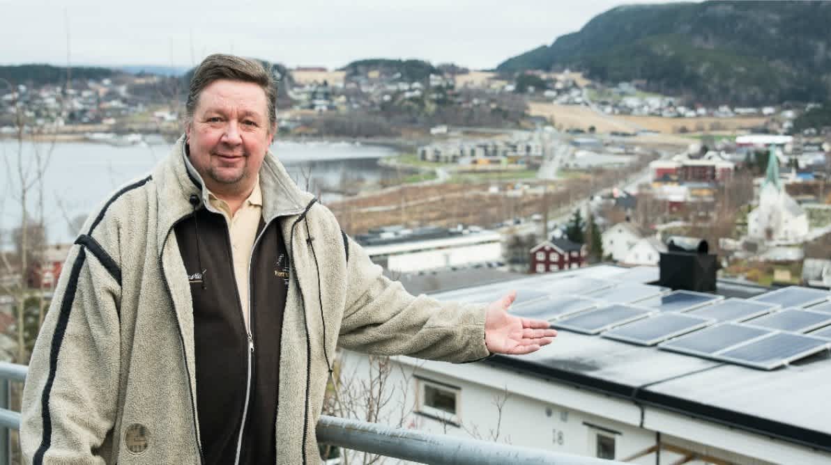 Bilde av Tommy Handeland forran et tak med solceller