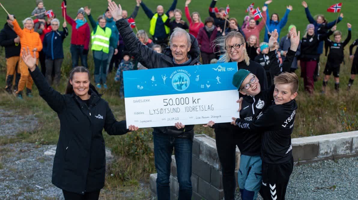 LysÞysund IL stÄr med en sjekk pÄ 50 000kr og vinker til kamera