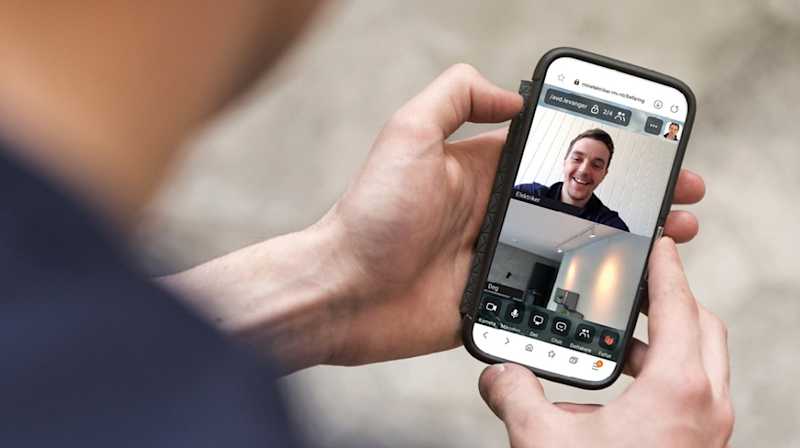 Person gjennomfĂžrer videobefaring over iPhone