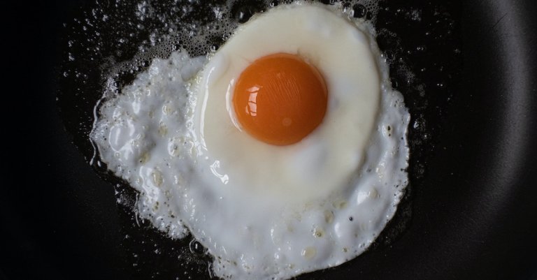 Stekt egg i en stekepanne