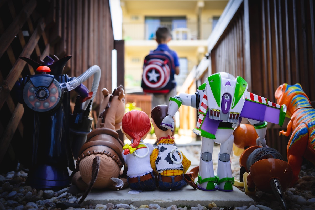Karaktenene fra filmene Toy Story ser etter en gutt med skolesekk