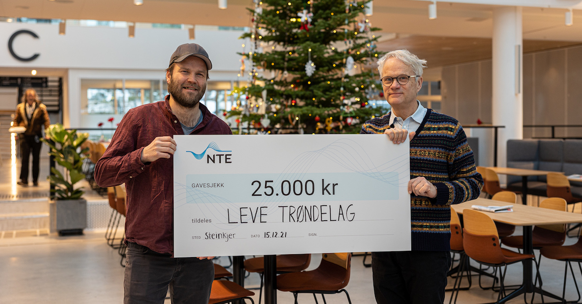 To menn holder en sjekk på 25 000 kroner